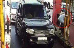 टोल मांगा तो गैंगस्टर ने टोलकर्मियों को बना दिया मुर्गा, CCTV में कैद हुई वारदात