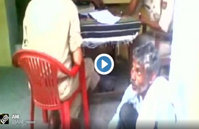 Viral Video: शिकायत दर्ज कराने आए बुजुर्ग से पुलिसवालों ने थाने में कराए जूते पॉलिश