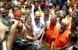 सिंहस्थ कुंभ में वाल्मीकि संतों के साथ अमित शाह ने किया स्नान