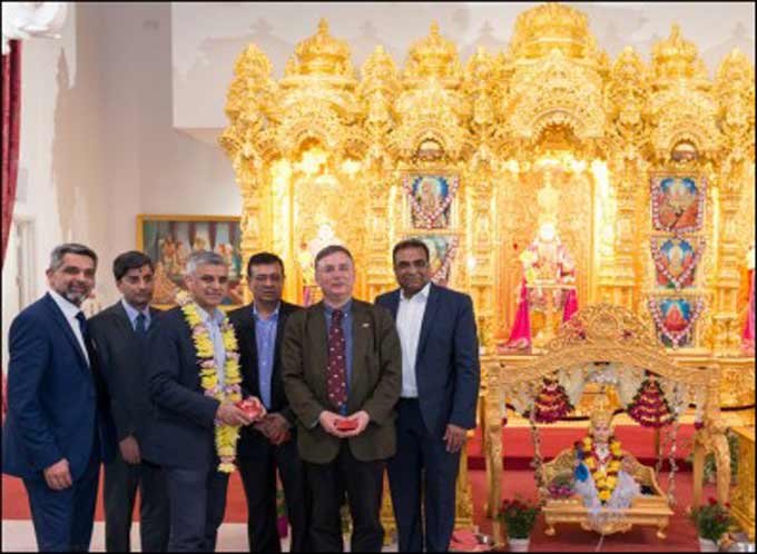 sadiq khan in temple, London Mayor, Swami Narayan Temple, Swami Narayan Mandir, Sadiq Khan, London Muslim Mayor, muslim mayor in temple, sadiq khan, sadiq khan photos