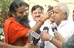 रामदेव ने लालू के गाल पर लगाई पतंजलि की गोल्ड क्रीम, राजद प्रमुख बोले- बाबा के खिलाफ हो रही साजिश