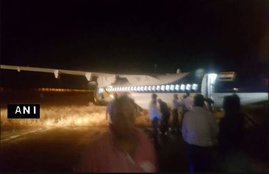 Jet airways, Jet airways plane skids, Jet airways Delhi to Indore plane, Plane skids on runaway