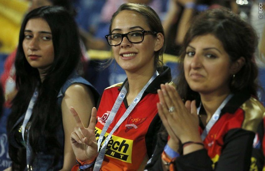 ipl 2016, kkr vs srh, hazel keech cheers Yuvraj Singh, hazel keech Yuvraj Singh, hazel keech weds Yuvraj Singh, Yuvraj Singh weds hazel keech, Yuvraj Singh love hazel keech, Yuvraj Singh hazel keech IPL,hazel keech kkr vs srh, IPL KKR vs SRH hazel keech