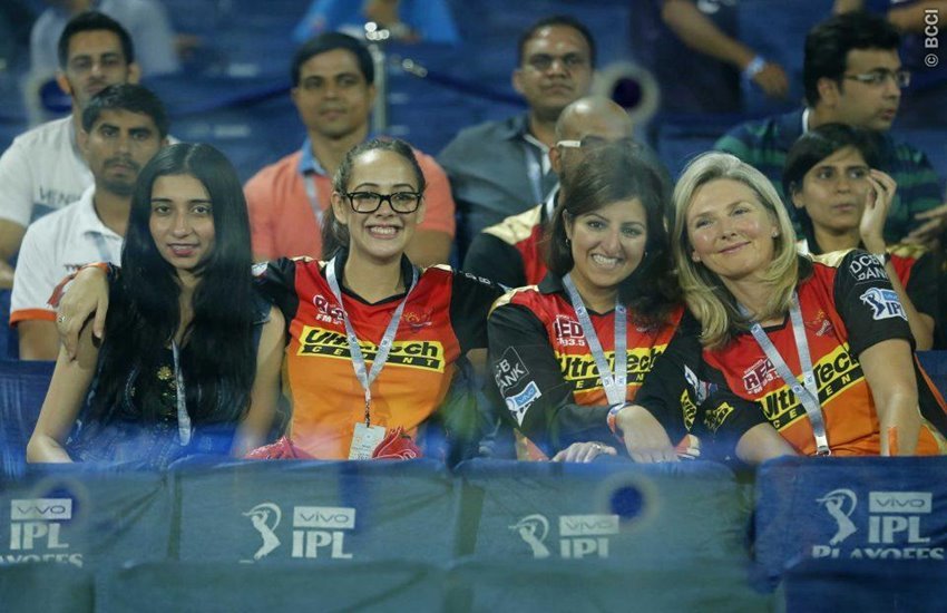ipl 2016, kkr vs srh, hazel keech cheers Yuvraj Singh, hazel keech Yuvraj Singh, hazel keech weds Yuvraj Singh, Yuvraj Singh weds hazel keech, Yuvraj Singh love hazel keech, Yuvraj Singh hazel keech IPL,hazel keech kkr vs srh, IPL KKR vs SRH hazel keech