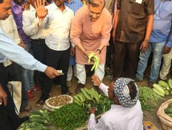 महंगाई जांचने सब्‍जी मंडी पहुंचे वित्‍त राज्‍य मंत्री, टि्वटर पर सबसे मुश्‍कि‍ल सवाल पूछने की दी चुनौती