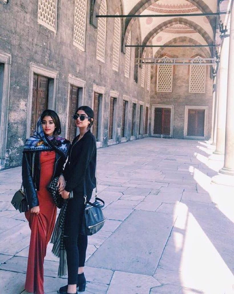 Sridevi, Sridevi daughters, Jhanvi Kapoor, Khushi Kapoor, Sridevi Jhanvi, Sridevi Khushi, Jhanvi kapoor pics, Khushi Kapoor pics, Sridevi pics, Sridevi holiday pics, Boney Kapoor, Sridevi elder Daughter, Sridevi family, sridevi vacation pics