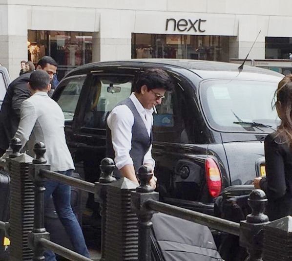 Shah Rukh Khan goes unnoticed at the London's Charing Cross station Malayalam, movies, news, headlines, gossip, entertainment,