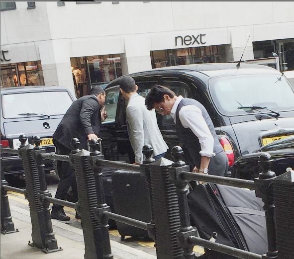 Shah Rukh Khan goes unnoticed at the London's Charing Cross station Malayalam, movies, news, headlines, gossip, entertainment,