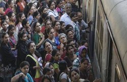 इमरजेंसी में मध्य रेलवे की ओर से महिलाओं को उपहार, शुरू हुआ पैनिक बटन सिस्टम