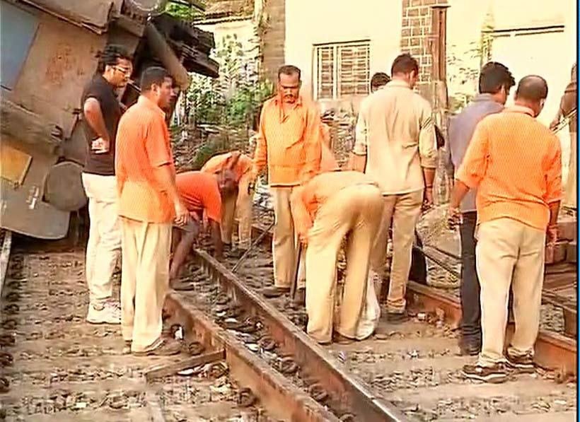 mumbai, mumbai local Train news, mumbai train, mumbai local trains, mumbai local late, mumbai local derailed, mumbai train derail, Mumbai suburban train network, Western Railways, Mumbai Western Railways, Mumbai suburban train network news, mumbai local train derail, indian railway, irctc, mumbai news, national news, india News