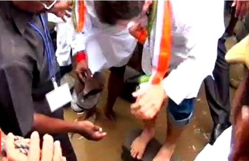 V Narayanasamy, Narayanasamy Rahul Gandhi, Rahul slippers Narayanasamy, Narayanasamy Puducherry, CM Narayanasamy, Narayanasamy Congress Puducherry, Puducherry CM Narayansamy, Puducherry Assembly Polls