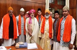 अजमेर शरीफ दरगाह के पीर ने की नरेंद्र मोदी की दस्तारबंदी, पीएम बोले- जियारत के लिए जल्द आएंगे