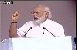 मजदूर दिवस पर पीएम मोदी ने शुरू की उज्जवला योजना, 5 करोड़ गरीबों को मिलेगी मुफ्त रसोई गैस