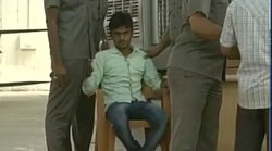 बिहार: जनता दरबार में मुख्‍यमंत्री नीतीश कुमार पर चप्‍पल फेंकने की कोशिश, आरोपी गिरफ्तार