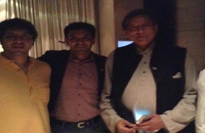 रॉबर्ट वाड्रा के रिश्तेदारों के मंच पर आने से भड़के कांग्रेसियों ने लगाए नारे, थरूर को भी सुनाई खरी-खोटी
