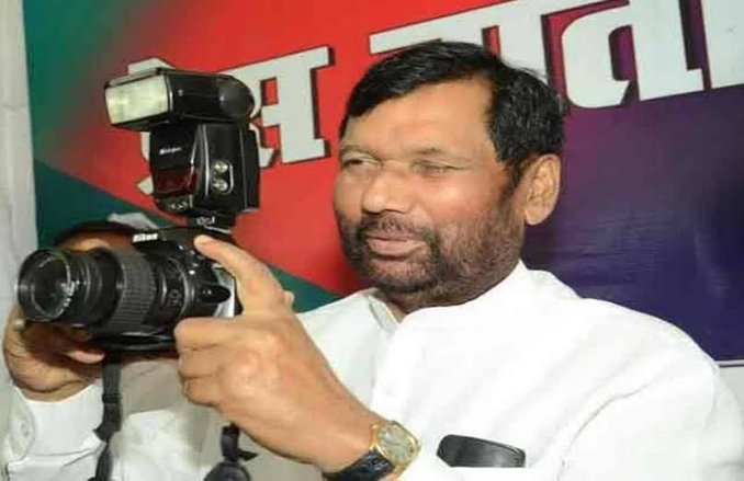 लखनऊनामाः चुनाव पर सवालों से बचने के लिए पासवान और कलराज ने मीडिया को ही घेरा