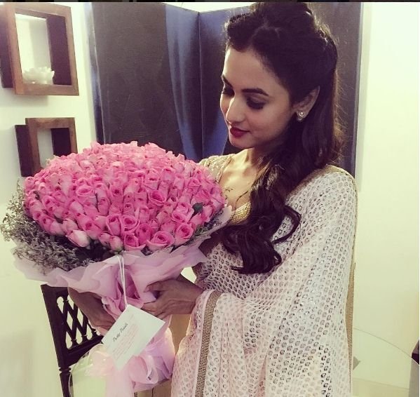 sonal chauhan, crazy obsession, roses, 8000 roses, bollywood, jannat, secret admirer, fans, instagram"