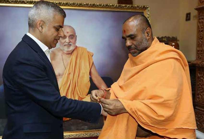 sadiq khan in temple, London Mayor, Swami Narayan Temple, Swami Narayan Mandir, Sadiq Khan, London Muslim Mayor, muslim mayor in temple, sadiq khan, sadiq khan photos