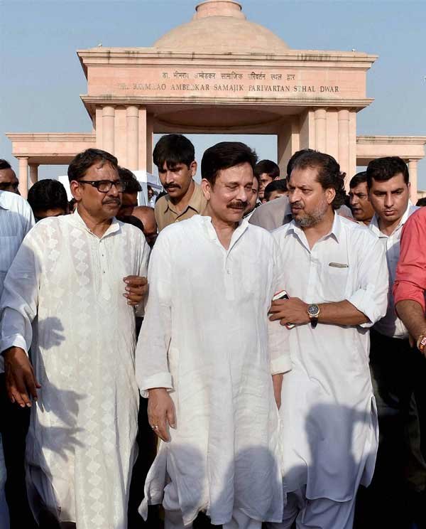 subroto roy, subroto roy mother, sahara chief subrata roy, amitabh bachchan, akhilesh yadav, raj babbar, four weeks parole to subrata roy, ashok roy choudhary, supreme court, sahara group, sahara india, india news