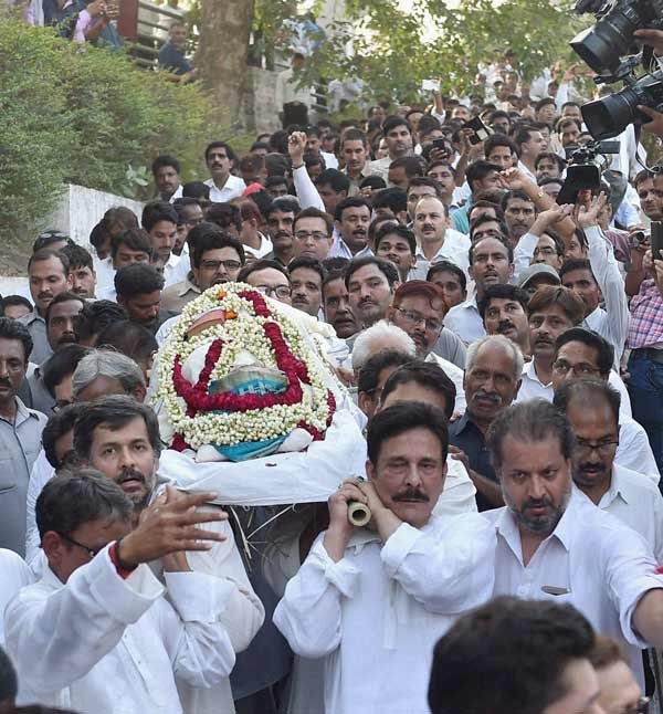subroto roy, subroto roy mother, sahara chief subrata roy, amitabh bachchan, akhilesh yadav, raj babbar, four weeks parole to subrata roy, ashok roy choudhary, supreme court, sahara group, sahara india, india news