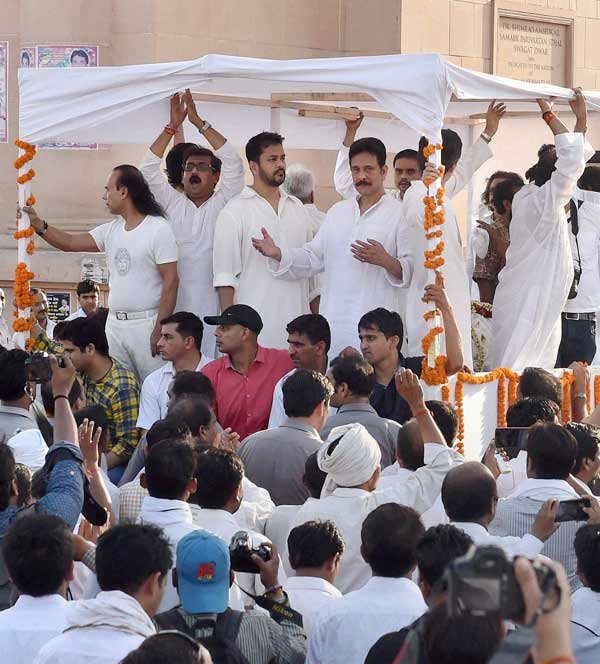 subroto roy, subroto roy mother, sahara chief subrata roy, amitabh bachchan, akhilesh yadav, raj babbar, four weeks parole to subrata roy, ashok roy choudhary, supreme court, sahara group, sahara india, india news