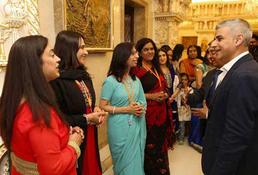 sadiq khan in temple, London Mayor, Swami Narayan Temple, Swami Narayan Mandir, Sadiq Khan, London Muslim Mayor, muslim mayor in temple, sadiq khan, sadiq khan photos