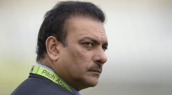 ‘Azhar’ में अय्याश क्रिकेटर के तौर पर दिखाए जाने से भड़के रवि शास्‍त्री