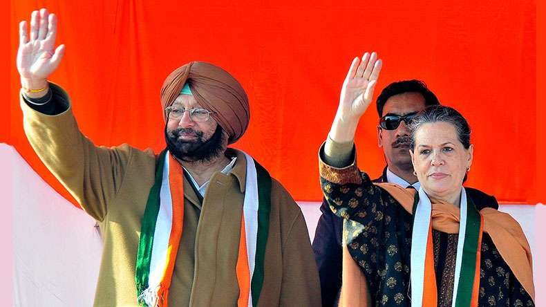 पंजाब कांग्रेस के अध्यक्ष कैप्‍टन अमरिंदर सिंह के साथ कांग्रेस अध्यक्ष सोनिया गांधी (File Photo0