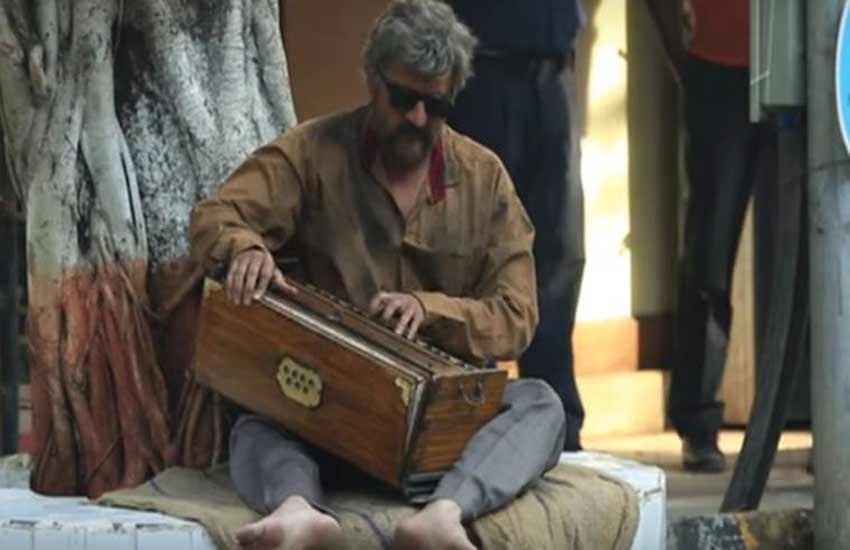 sonu nigam, sonu nigam video, sonu nigam being indian video, being indian video, sonu nigam song, sonu nigam news, entertainment news, the roadside ustaad, sonu nigam roadside song
