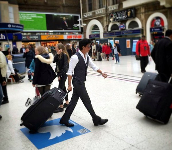 Shah Rukh Khan goes unnoticed at the London's Charing Cross station Malayalam, movies, news, headlines, gossip, entertainment,