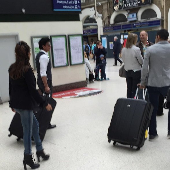 Shah Rukh Khan goes unnoticed at the London's Charing Cross station Malayalam, movies, news, headlines, gossip, entertainment,