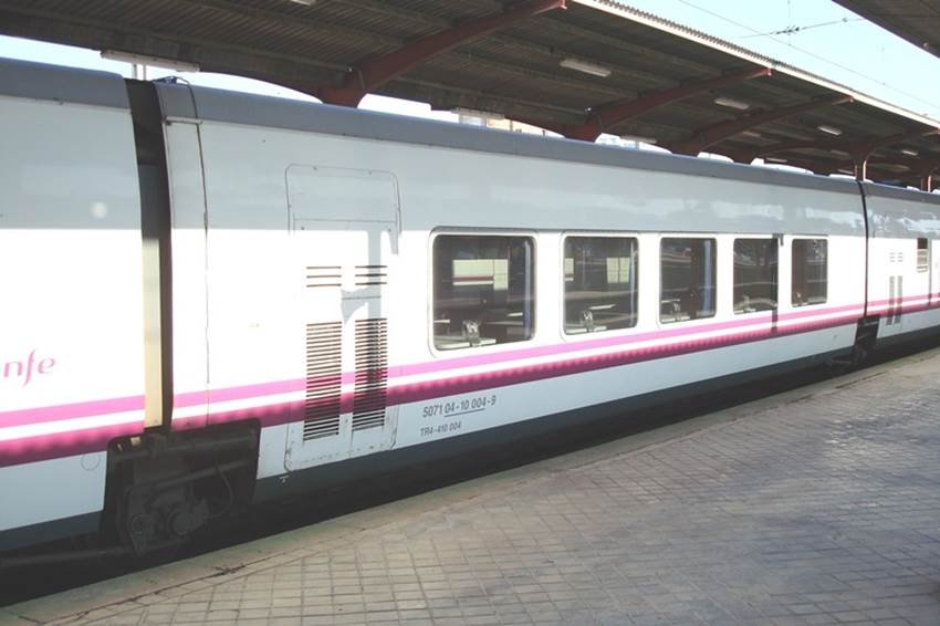 Talgo Train, Talgo High Speed train, Talgo train india, Suresh Prabhu, Suresh Prabhu news in hindi, Railway Minister, Railway Minister Suesh Prabhu, Talgo Mumbai delhi route, Talgo train Mumbai delhi route, india fastest train, india fastest talgo, talgo spanish train, Indian Railway news, Delhi Mumbai Route Train, Suresh Prabhu Talgo Train