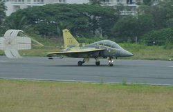 Tejas: चीन और पाकिस्‍तान के JF-17 पर भारी पड़ेगा स्‍वदेशी जेट, जानिए कैसे