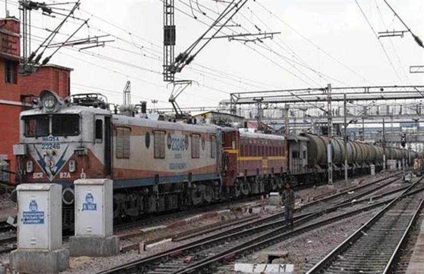 Water Express, Water Express Train, Water Train For Bundelkhand, Bundelkhand Drought Problem, Drought Problem, Mahoba, Jhansi, Lucknow, Uttar Pradesh Lucknow City, UP Government, UP Government News in Hindi, Water Express Train UP Government, Bundelkhand Water Train, akhilesh yadav, akhilesh yadav news in hindi, akhilesh yadav UP Government, Water Train Latest News, Mahoba Water Train, Jhansi Water Train