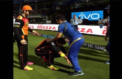 IPL: मुंबई-हैदराबाद मैच के बाद युवराज ने मैदान में छुए सचिन के पैर