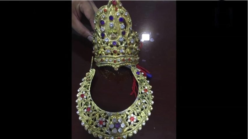 चोरी किए गए मुकुट और हार की कीमत लाखों रुपए थी।