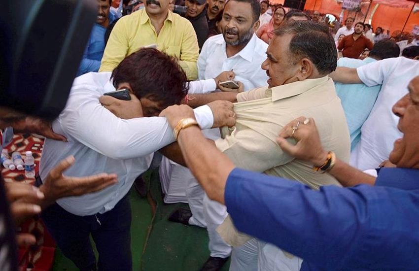 ap, aam aadmi party, AAP councilor beaten, rakesh kumar, Joint MCD session