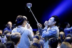 Selfies से बर्बाद हो सकती आपकी स्मार्टनेस, जानें कैसे?