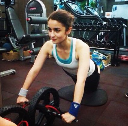 आलिया अपनी वर्क आउट की वीडियो अकसर इंस्टाग्राम पर शेयर करती रहती हैं