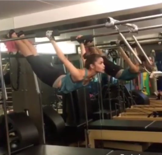 फिटनेस के लिए डाइट फॉलो करने वाली आलिया हफ्ते में एक दिन अपना पसंदीदा जंक फूड या डाइट से अलग चीजें खाती हैं