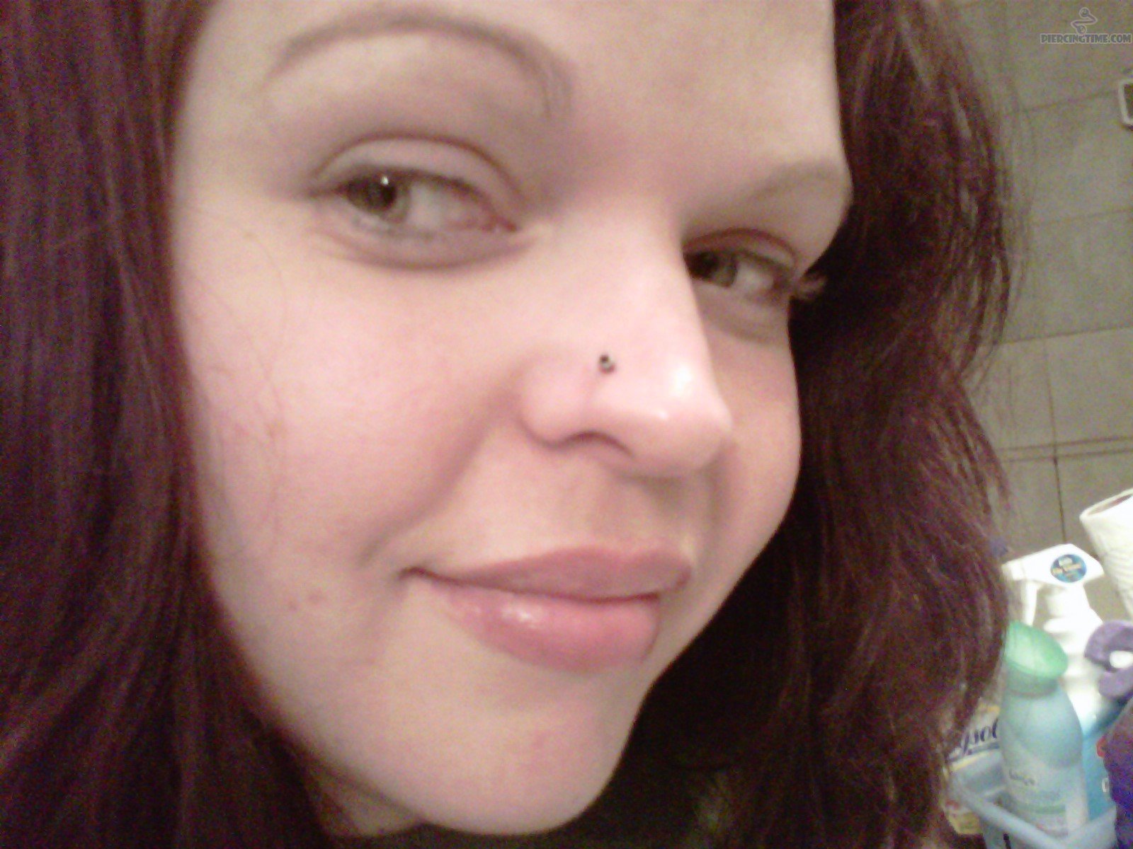 4. नाक पर तिल – नाक पर तिल वाले लोग बहुत अच्छे मित्र बनते हैं। इनका मन साफ होता है और इसिलिए आप ऐसे लोगो पर भी विश्वास कर सकते हो। ऐसे लोगो को बहुत मेहनती भी माना जाता है।