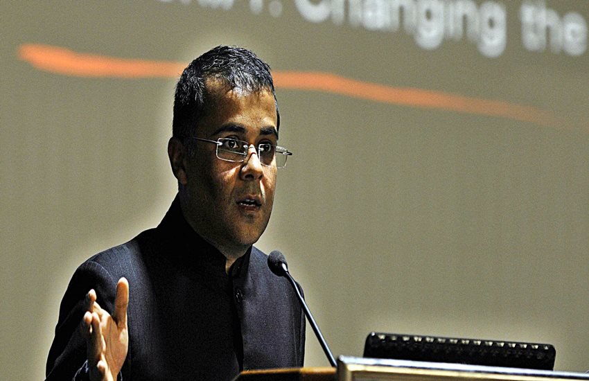 chetan bhagat, AAP, raghuram rajan, RBI, RBI governor, chetan bhagat RBI governor, AAP attacks Chetan Bhagat