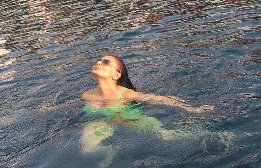 'सोनपरी' दीपशिखा नागपाल इन दिनों गोवा में छुट्टियां मना रही हैं। उन्होंने अपनी इस वेकेशन की कुछ तस्वीरें शेयर की हैं। ग्रीन स्विम सूट में 'सोनपरी' एकदम 'जल परी' लग रही हैं।