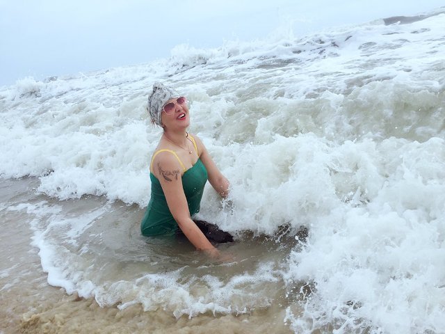 नियोन ग्रीन बिकनी में दीपशिखा बेहद हॉट लग रही हैं