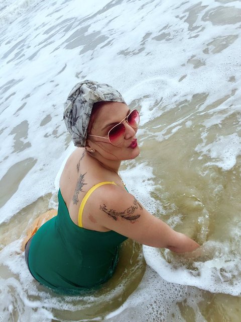 दीपिशिखा ने टैटू दिखाते हुए भी कई तस्वीरें क्लिक करवाईं