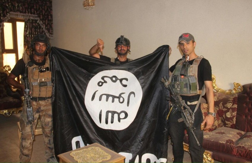 मीडिया रिपोर्ट्स के मुताबिक, यह झगड़ा घूस में मिले पैसों के बंटवारे को लेकर हुआ।