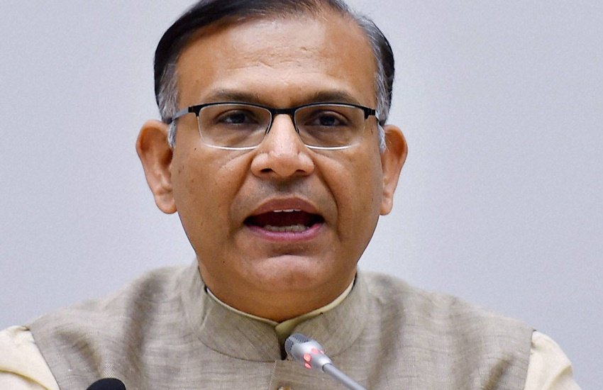 jayant sinha, aviation minister, civil aviation minister jayant sinha, jayant sinha gives up seat, aviation minister twitter, shreya pradip, jayant sinha news,indigo, minister sit in economy class