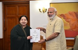 जयललिता ने की PM नरेंद्र मोदी से मुलाकात, 29 पन्‍नों का ज्ञापन सौंप गिनाईं मांगें