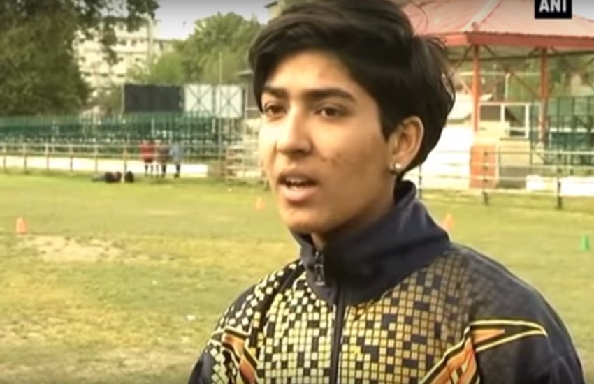 Nida nazir, Football Player, Kashmiri girl, Kashmiri gilg football, kashmiri girl football coach, football coach kashmiri video, kashmiri girl football coach video