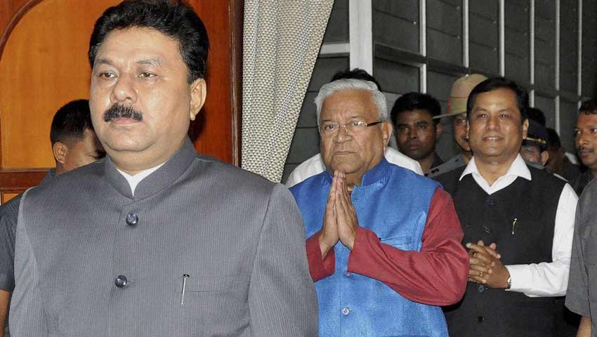 असम के स्‍पीकर रंजीत कुमार दास (सबसे आगे), बीच में गवर्नर पीबी आचार्य और सीएम सर्वानंद सोनोवाल असेंबली सेशन में शरीक होने गुरुवार को पहुंचे। (PTI)